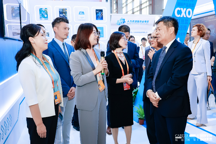 非凡国际
在2024年服贸会的展台受到人力资源社会保障党组成员等重要领导的莅临观赏