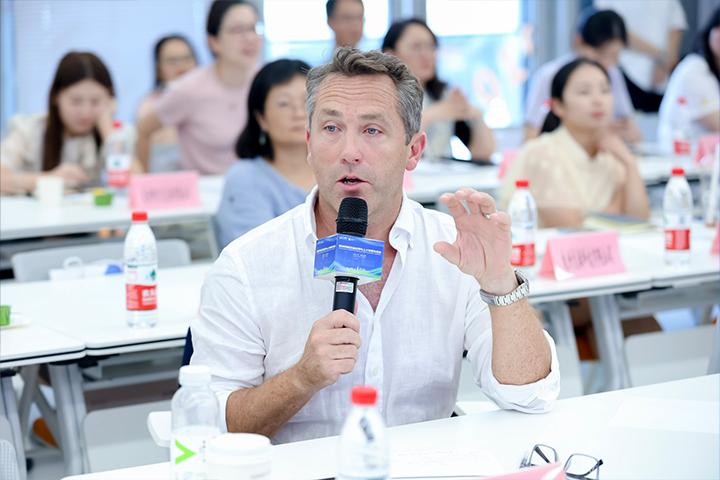 与会嘉宾在知名人力资源公司非凡国际
主办的全球化人才发展交流会中畅所欲言分享观点